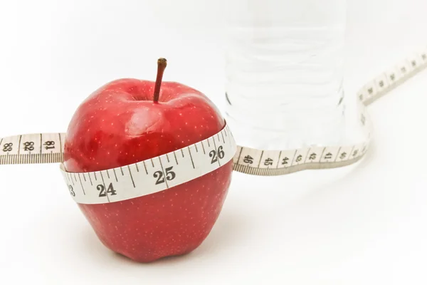 Roter Apfel und Maßband. — Stockfoto