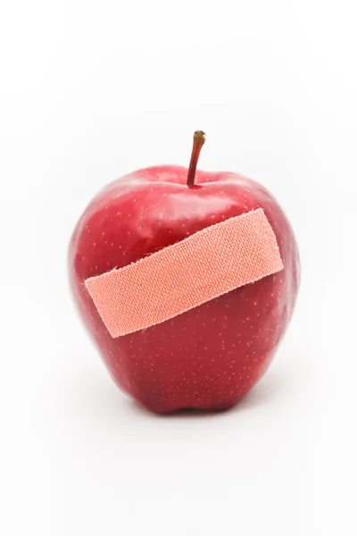 苹果和石膏。医用绷带. — 图库照片