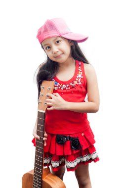 Küçük kız kırmızı elbise ayakta gitar ile.