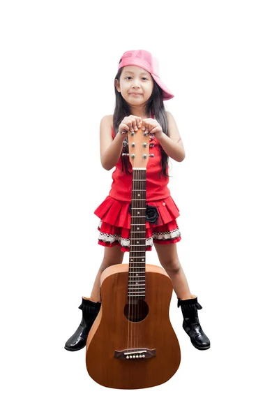 Küçük kız kırmızı elbise ayakta gitar ile.