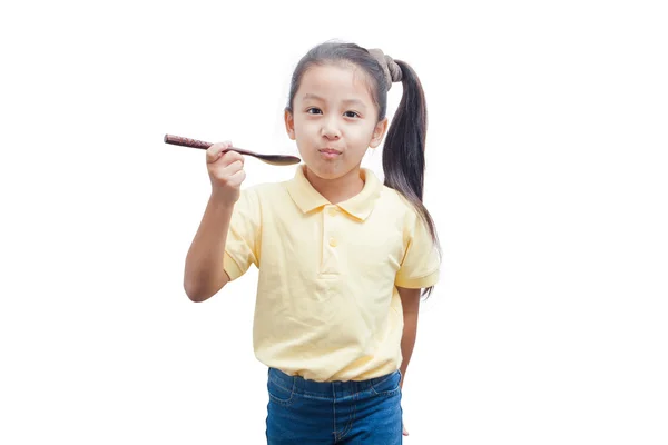 Bir tahta kaşık tutan genç kız.