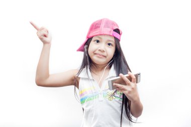 Çocuk cep üzerinden müzik dinle.