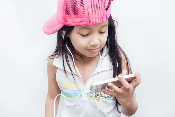 I bambini ascoltano musica attraverso il cellulare . — Foto Stock