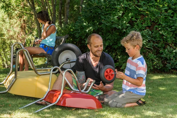 Father and son constructing — Stock Photo, Image