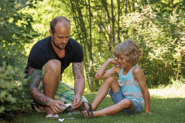 Boy in need of first aid — Stock Photo, Image