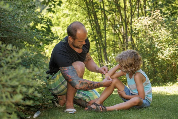 Papá con yeso pegado — Foto de Stock