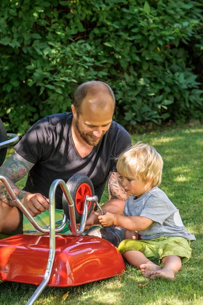 Dad teaches son to use ratchet — Stock Photo, Image