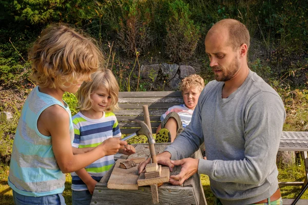 Att göra leksak segelbåt — Stockfoto