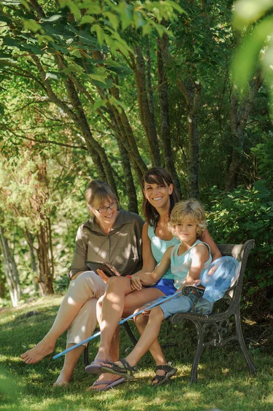 3 generationer på bänk — Stockfoto