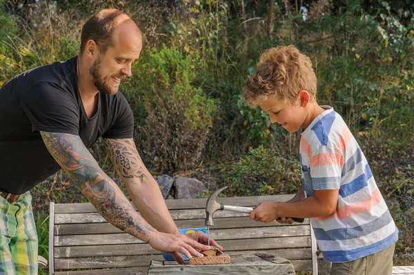 Vater bringt Sohn den Umgang mit dem Hammer bei — Stockfoto