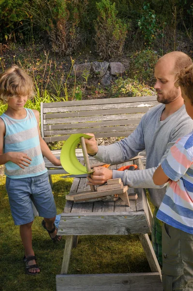 Papa bastelt Spielzeug-Segelboot — Stockfoto