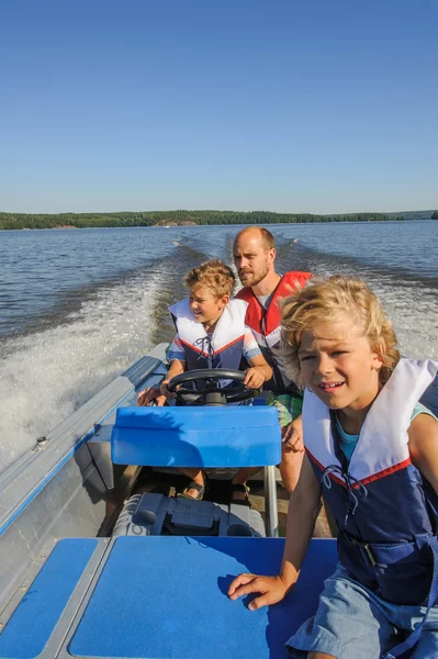 Vader en zonen varen — Stockfoto