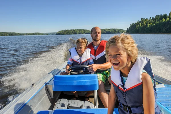 Vater und Söhne beim Bootfahren — Stockfoto