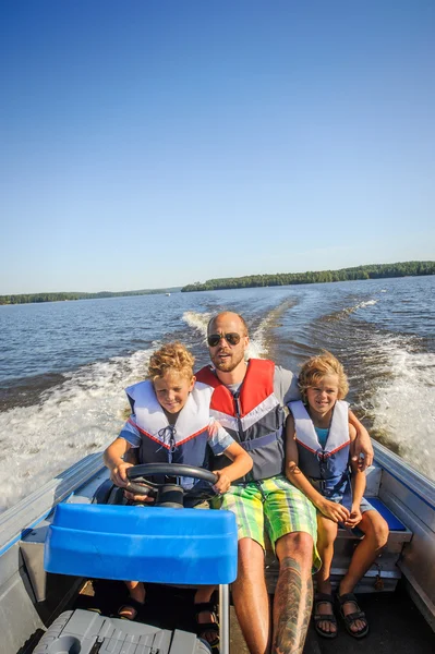 Семья в лодке — стоковое фото