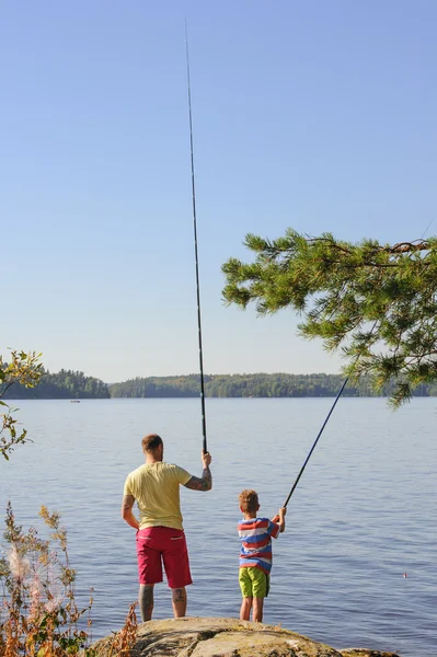 Πατέρας και γιος ψαρεύουν μαζί. — Φωτογραφία Αρχείου