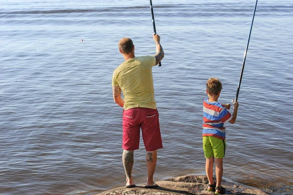 Apa és fia halászat Stock Kép
