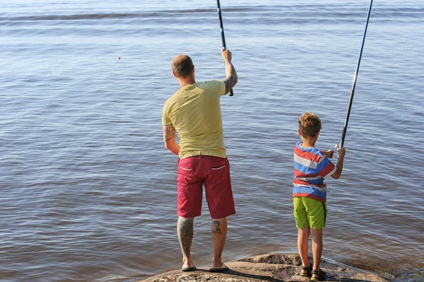 Padre e hijo de pesca Imagen de archivo