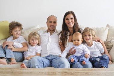 Altı üye aile bir kanepede