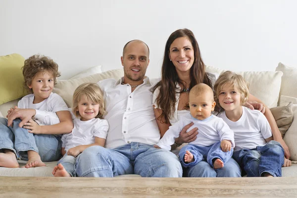 Hat tagú család egy kanapén — Stock Fotó