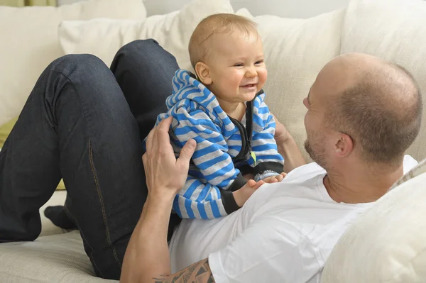 Pai brincando com o bebê filho — Fotografia de Stock