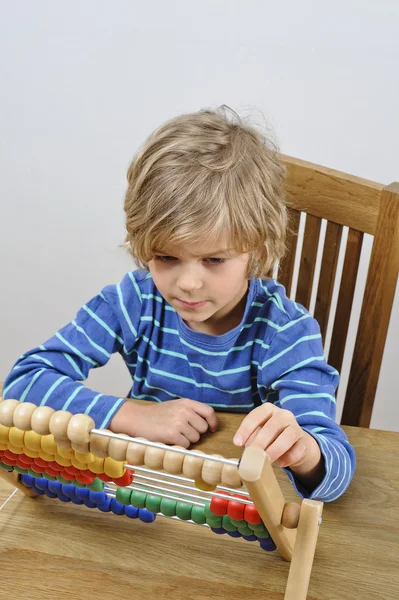 Niño aprendiendo a contar — Foto de Stock