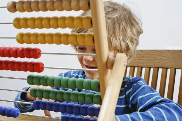 Niño aprende a contar — Foto de Stock