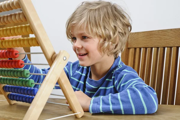 เด็กที่ใช้ abacus — ภาพถ่ายสต็อก