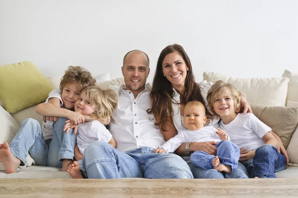 Family sitting on sofa — Stock Photo, Image