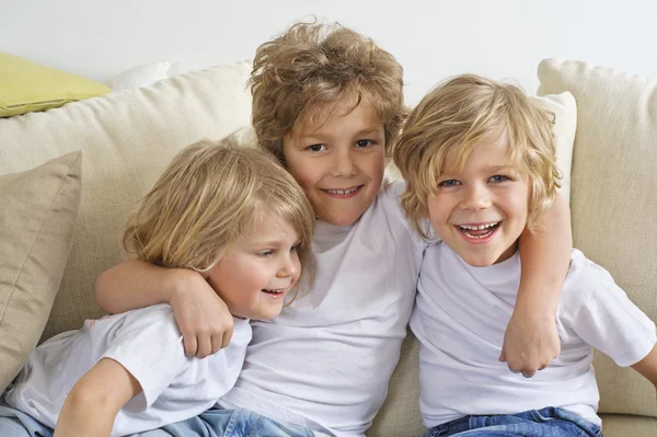 Três irmãos no sofá — Fotografia de Stock