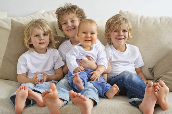 Vier broers op een sofa — Stockfoto