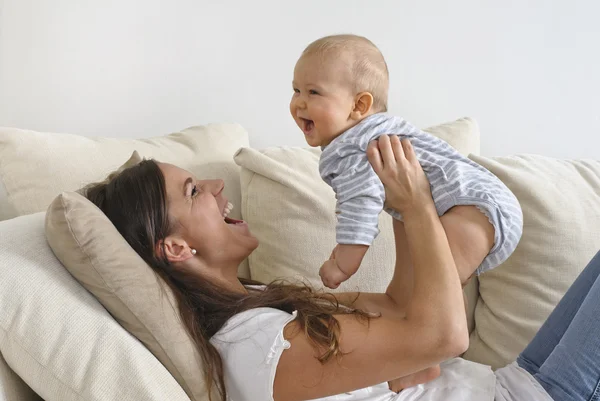 Mother laughs with baby — Stock Photo, Image