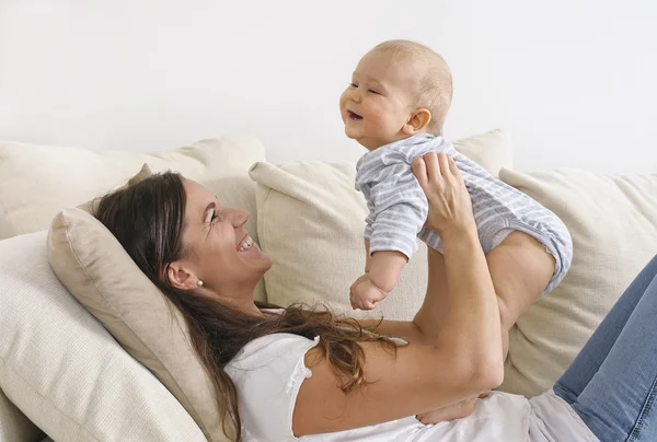 Mother plays with baby — Stock Photo, Image