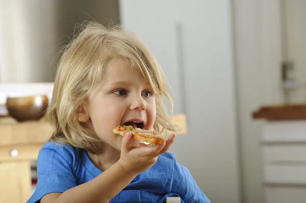 Comer pizza — Fotografia de Stock