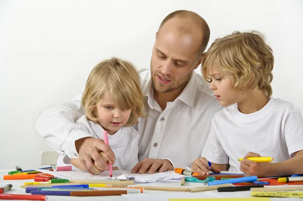 Padre che insegna ai bambini — Foto Stock