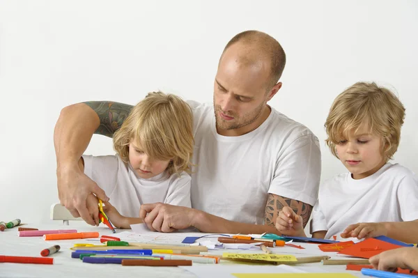 Father teaching children — Stock Photo, Image