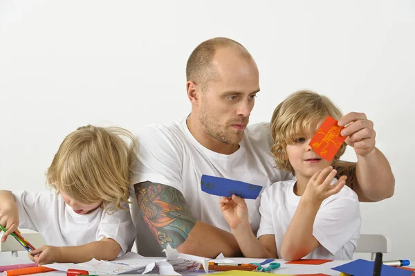 Vader bereiken zijn kinderen — Stockfoto