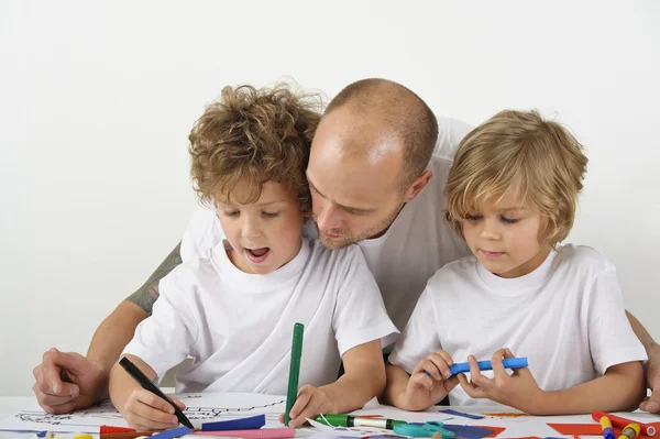 Vader bereiken zijn kinderen — Stockfoto