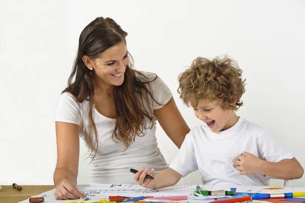 Madre alienta al niño —  Fotos de Stock