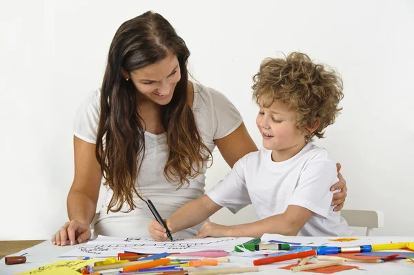 Niño muestra dibujo a la madre —  Fotos de Stock