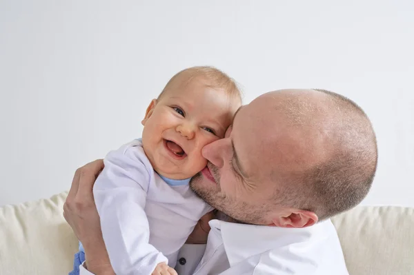 Papai beijando seu filho bebê — Fotografia de Stock