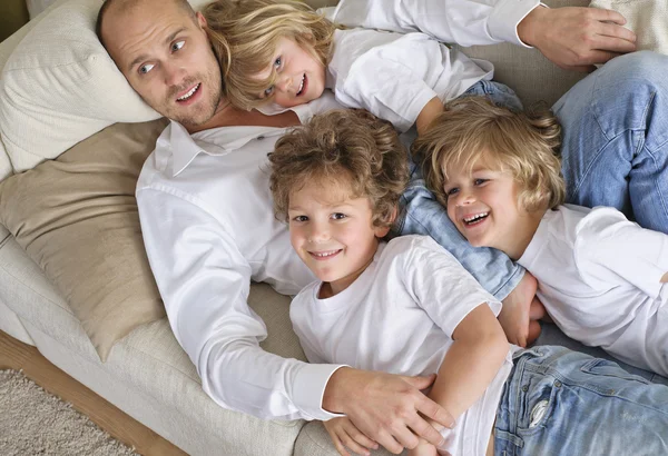 Kinderen liggend op Papa — Stockfoto