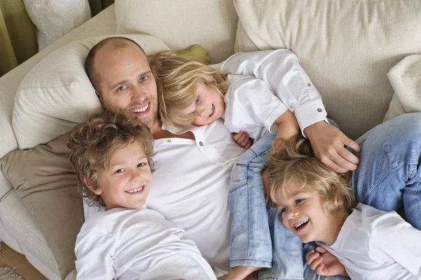 Kinderen plagen papa — Stockfoto