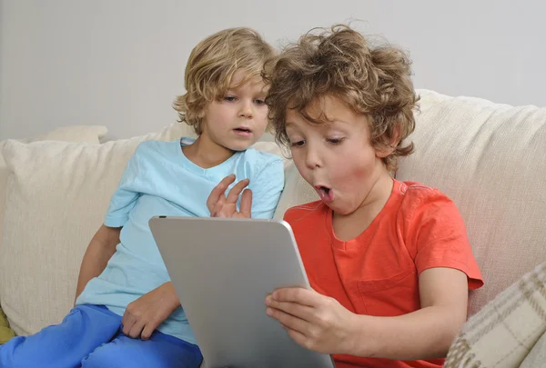 Bir tablet üzerinde bir oyun oynuyor