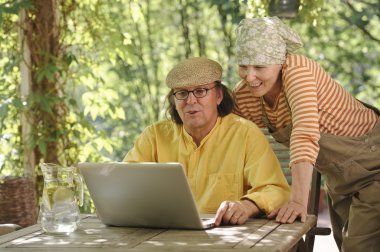 Açık havada bir dizüstü bilgisayar ile üst düzey Çift