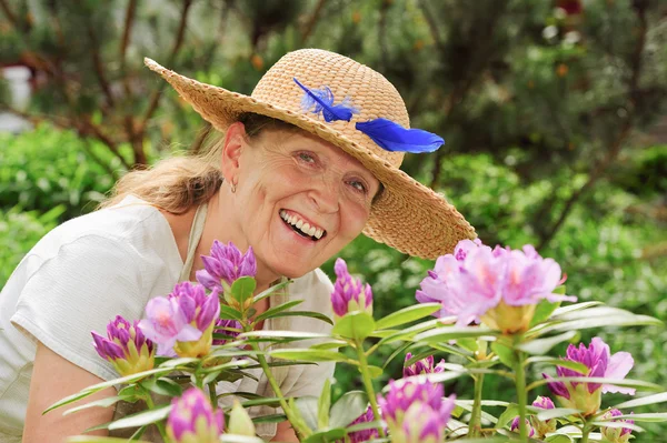 Rire derrière les rhododendrons — Photo