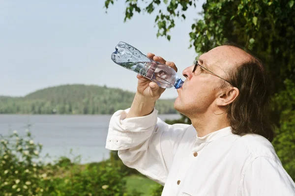 Mann trinkt Wasser aus Flasche — Stockfoto