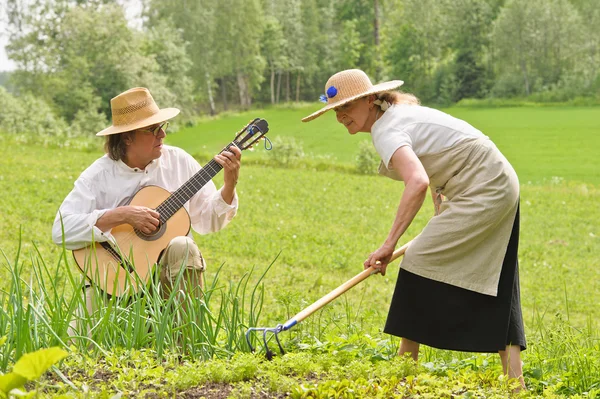 Musik och arbete i det egna grönsakslandet — Stockfoto