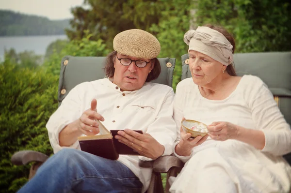 Seniors relaxing outdoors. — Stock Photo, Image