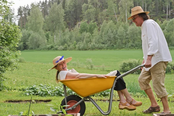 Seniors with wheelbarrow — Stock Photo, Image