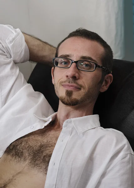 Homme relaxant dans la chaise — Photo